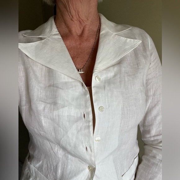 Anne Fontaine white linen blazer with accents on the sleeves and on the pockets. - Picture 7 of 11